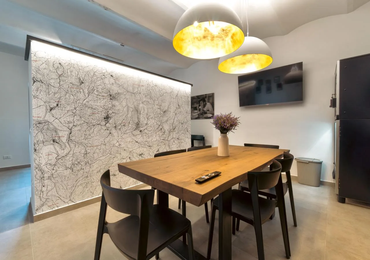 Sala da pranzo con tavolo in legno